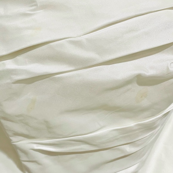 White by Vera Wang Wedding Dress – Strapless, Tiered Skirt, Train, Size 2 - Picture 14 of 16